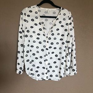 Joie black/white button front blouse w/lip print